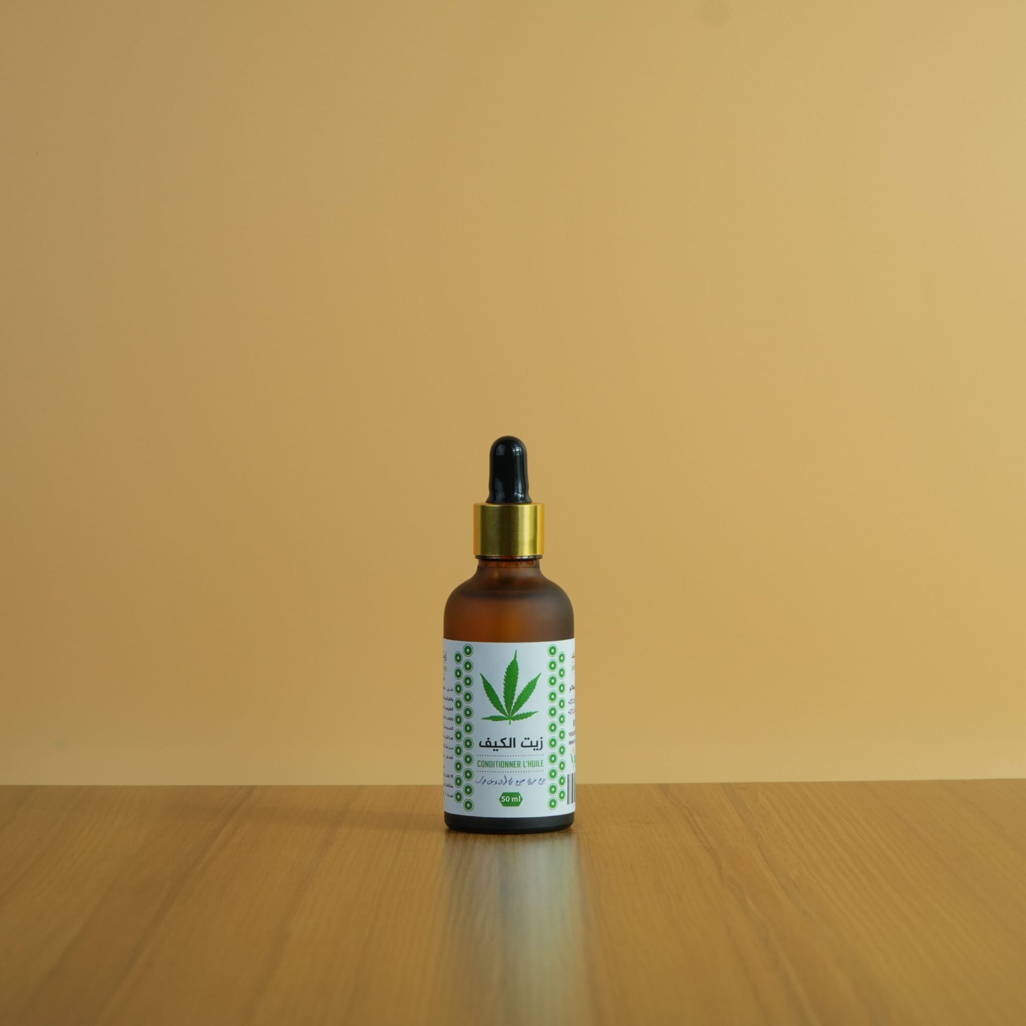 زيت الكيف يعد من الحلول الطبيعية للعناية بالشعر التالف والمتقصف.