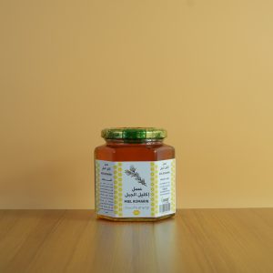 عسل إكليل الجبل، المستخرج من زهور إكليل الجبل، يعزز الهضم والتركيز بفضل خصائصه المهدئة ومركباته النباتية.