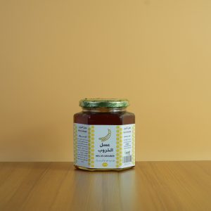 عسل الخروب عسل طبيعي ذو طعم غني ومميز، يستخلص من أزهار شجرة الخروب ويتميز بفوائده الصحية العديدة بما في ذلك دعم الجهاز الهضمي وتعزيز الطاقة