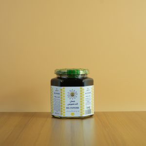 عسل الدغموس هو عسل ذهبي اللون ذو نكهة غنية ومميزة، ويعرف بفوائده الصحية التي تشمل تعزيز المناعة ودعم الهضم