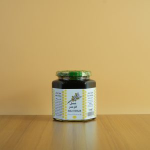 عسل الزعتر هو نوع من العسل يتميز بلونه الذهبي الفاتح ونكهته الفريدة التي تجمع بين حلاوة العسل وعبير الأعشاب العطرية للزعتر،يمكن إضافته إلى الشاي أو كتحلية طبيعية للأطعمة