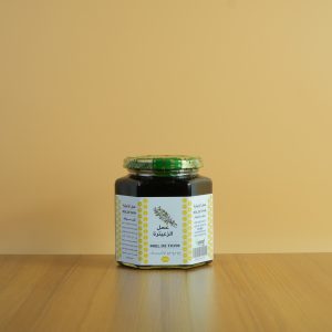 عسل الزعيترة يحتوي على مركبات طبيعية تساهم في تخفيف التهاب الحلق والحد من نمو البكتيريا، مما يجعله علاجا فعالا للسعال والأمراض التنفسية