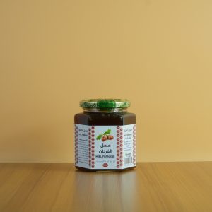 عبوة زجاجية تحتوي على عسل الفرنان الطبيعي، المعروف بنكهته الغنية وفوائده الصحية المميزة