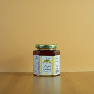 عسل الكاليبتوس يعرف بلونه الداكن ورائحته المميزة، وهو مفيد لتحسين جودة النوم بفضل خصائصه المهدئة