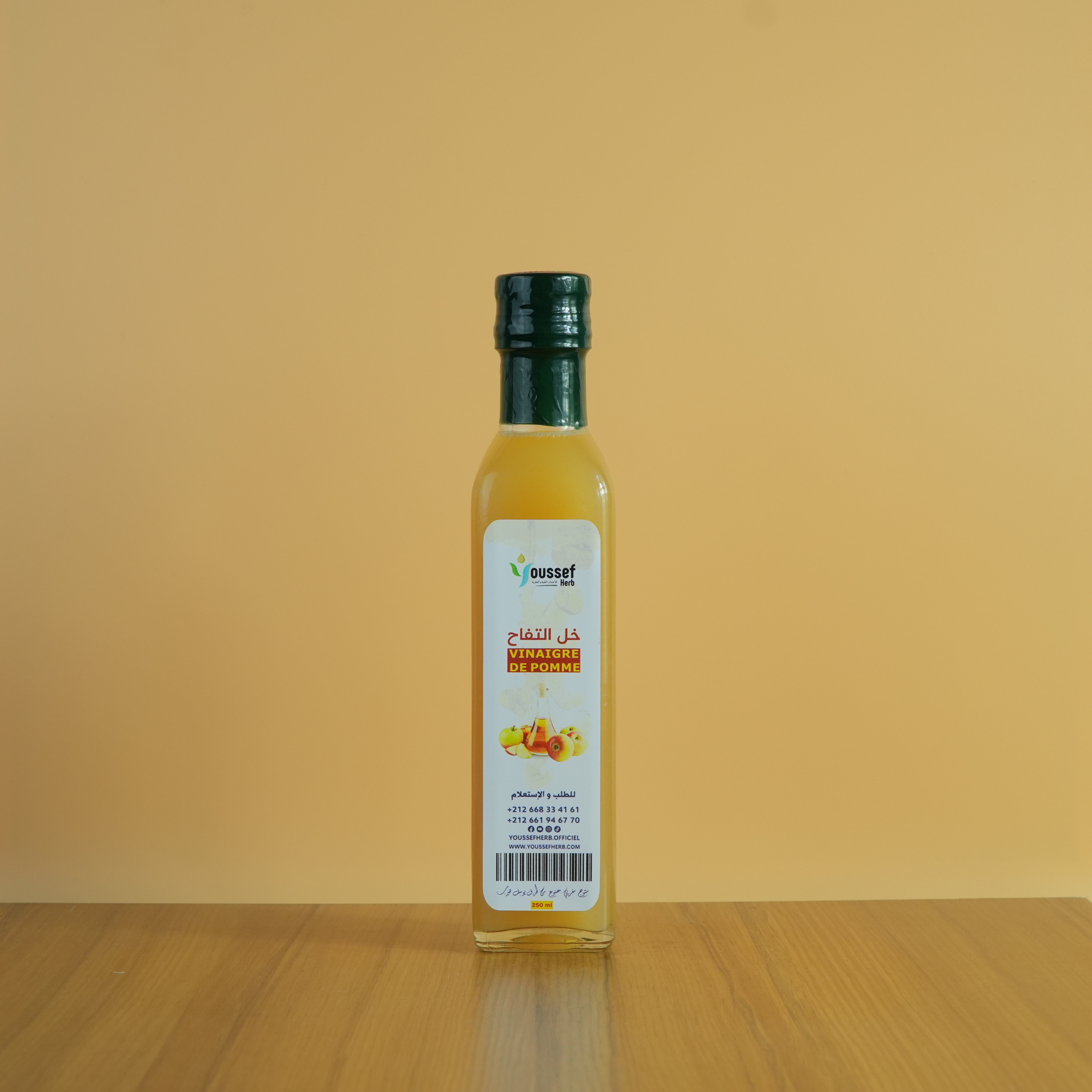 خل التفاح يعزز الصحة العامة بفضل خصائصه الطبيعية، حيث يساعد في تحسين صحة الشعر، وتنقية البشرة، ودعم عملية الهضم