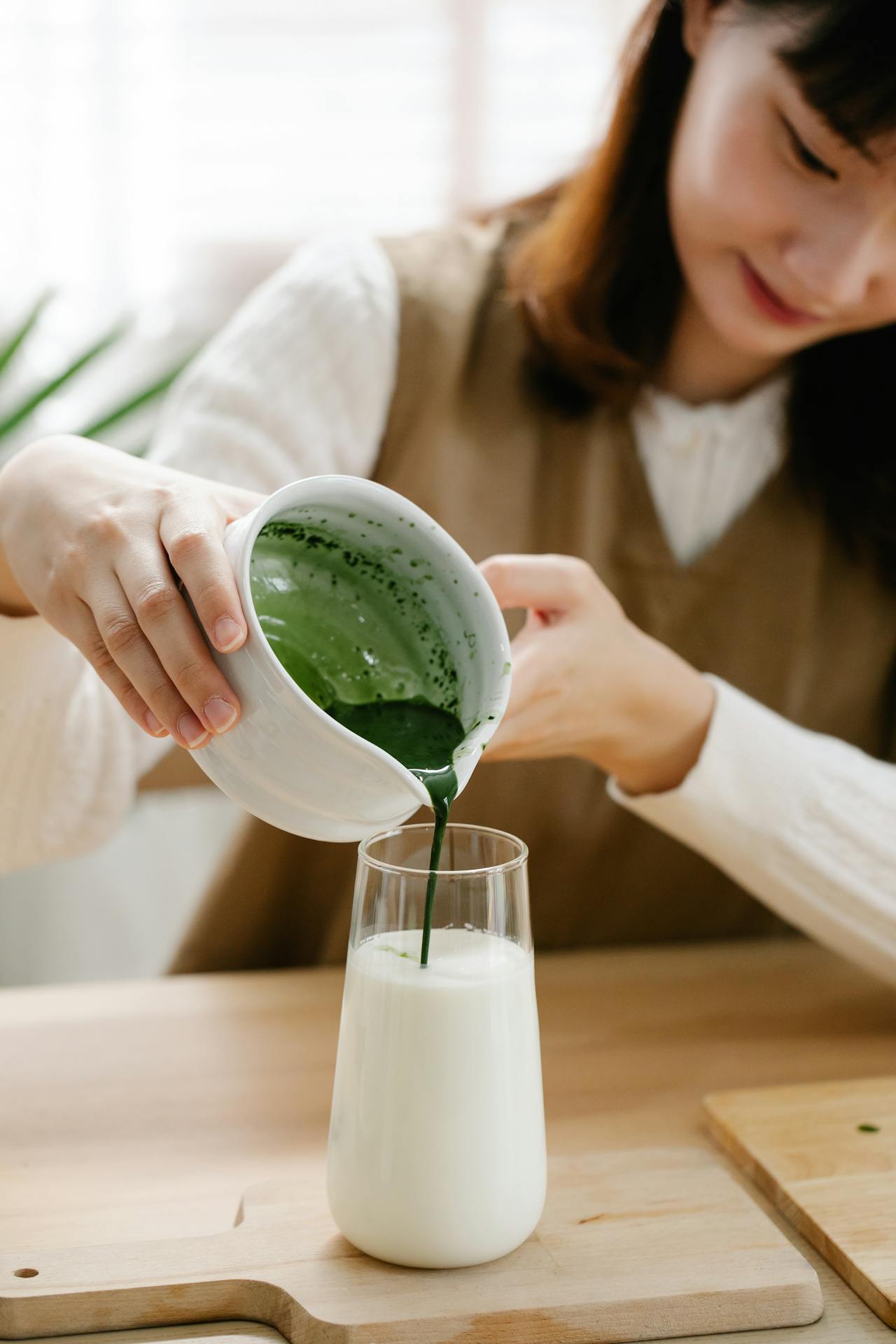 شاي الماتشا الأخضر يقدم تجربة مميزة، تجمع بين النكهة الغنية والفوائد الصحية بفضل تقاليده اليابانية العريقة.