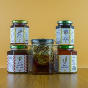 باقة العسل المتنوعة تحتوي على مجموعة من أنواع العسل الفاخرة، كل منها مصمم ليضيف لمسة مميزة إلى طعامك ويعزز صحتك بشكل طبيعي.